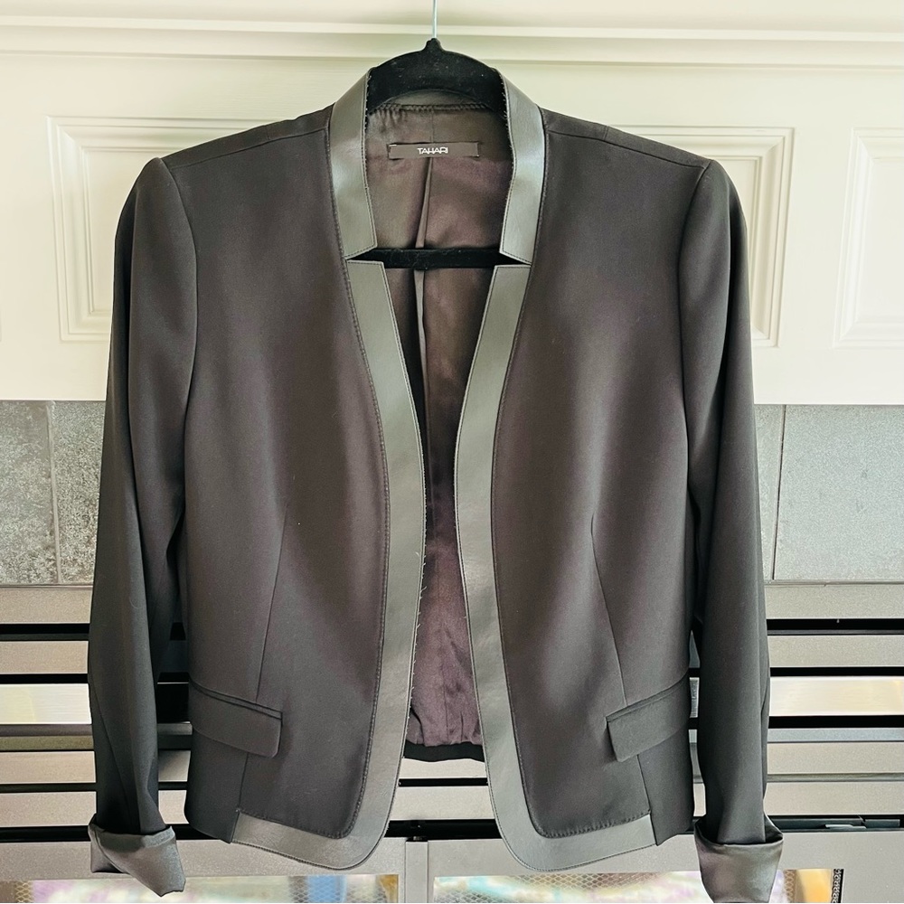 TAHARI • Chic Blazer